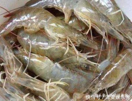 煮虾时,10人7人加错“水”!导致虾肉柴腥味重,这才是正确做法