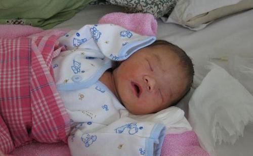 医生|刚出生的婴儿,若有这3种表现,说明他在'娘胎里'过得很滋润