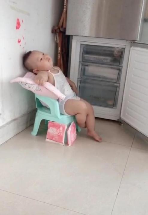 解决|家里停电太热,奶奶机智一招解决,网友:玉帝老儿都没宝宝的待遇