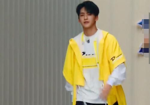 何洛洛|同樣是R1SE成員,《跑男》給周震南何洛洛的頭銜卻不同,分的挺明顯