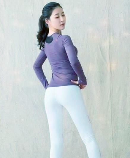小姐姐|街拍女神:简洁大方的紧身打底裤小姐姐,舒适且非常诱人