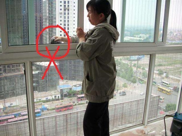 玻璃脏了不需冒险爬窗!在水里加这一小东西,从此玻璃干净不落灰