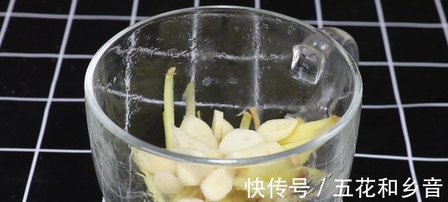 发芽|大蒜发芽能省钱,别扔了,好多人还不知道,教你一招,太实用了!