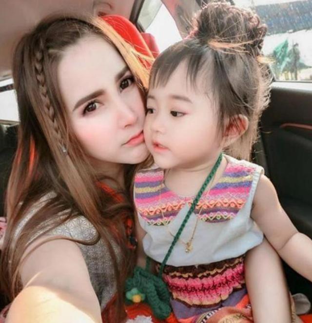 洋娃娃|3岁女童因太美而走红,被人误认为是洋娃娃,没想到妈妈颜值更高