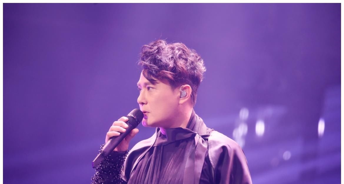 张信哲爆料某男星化妆要3个小时,并且每根头发都有应该放的地方