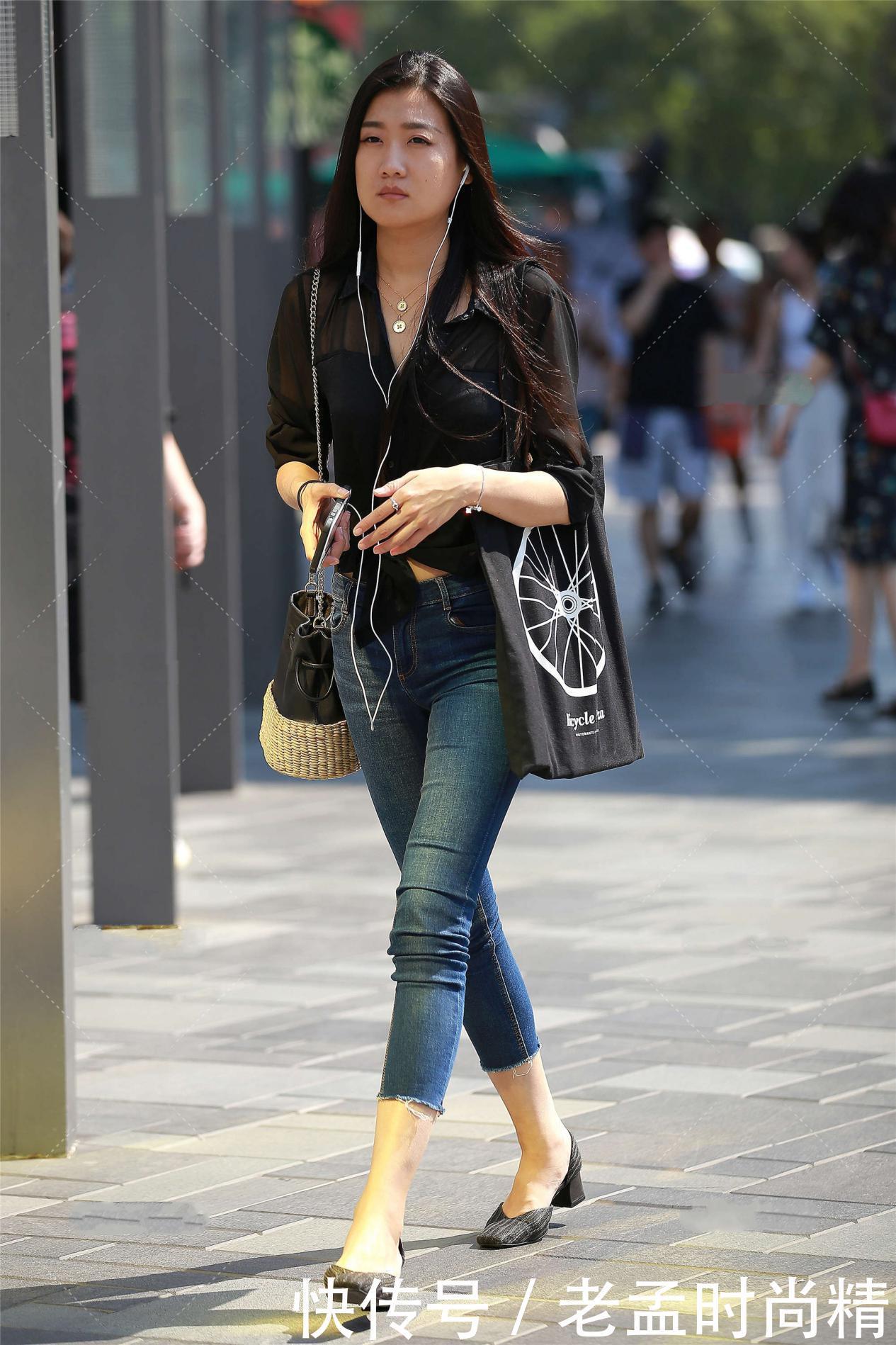 展现|街拍:设计感黑色衬衣, 搭配七分牛仔裤, 时尚街拍