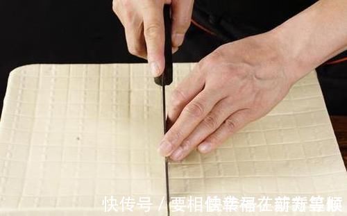 生姜片|煎豆腐，切忌直接下油锅，下锅前多做一步，豆腐不碎不粘锅
