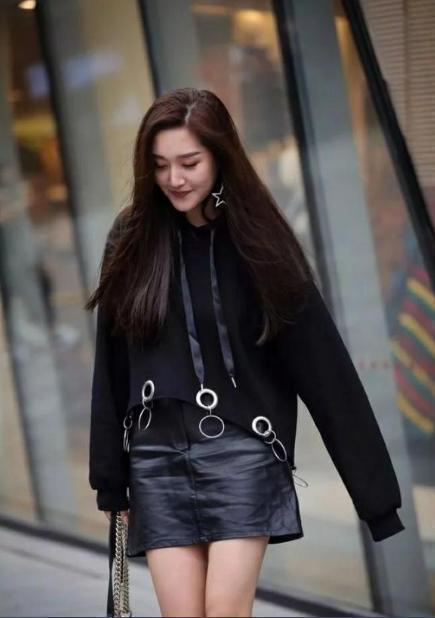 暗淡感|街拍美女：没穿过皮裙，注定与高级时尚擦身而过，太可惜了