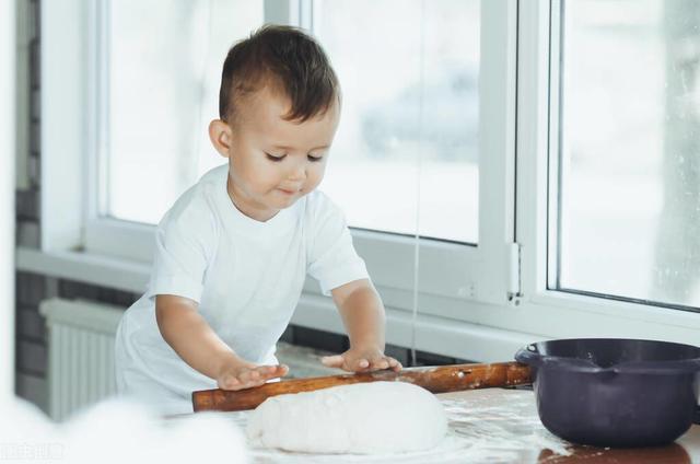 宝妈|9个月宝宝“洗衣服”走红,手法很专业,孩子:我是被强迫的