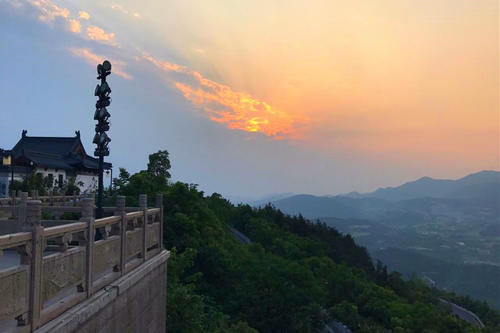 中年|浙江一处知名度不高的景点，主峰海拔约211米，可以夜游