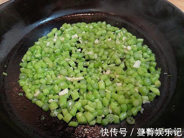 老少皆宜|冬季干燥常吃它,2块钱1把,止咳化痰好,和鸡蛋一炒,鲜香脆嫩