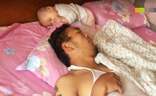 比娃|宝爸跟娃睡觉,醒来发现娃“丢了”,仔细看奶爸表情,比娃还可爱