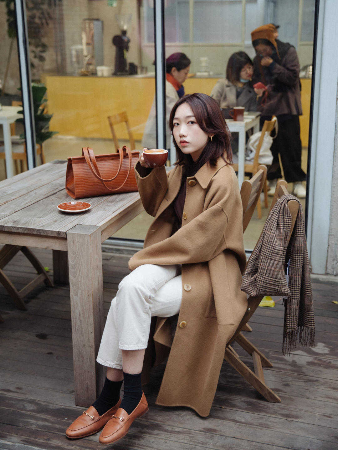 穿搭|秋冬的标配卡其色大衣,怎么穿都好看,几个搭配技巧送你,绝对轻松驾驭