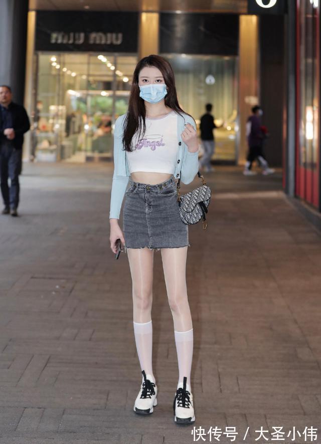 长靴|美女街拍:光腿袜虽然很潮流,但是搭配也要讲究,选对鞋子让人更漂亮