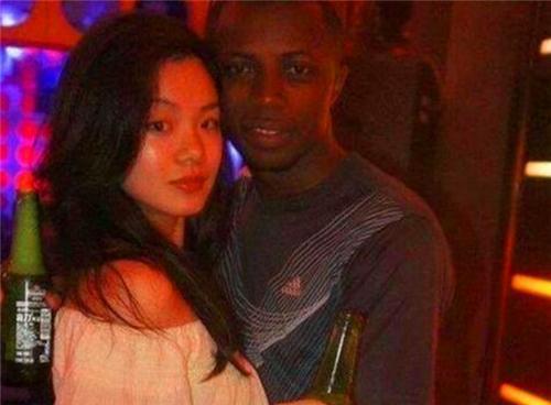 胡斯·哥路沙|当年被黑人拳王征服,还坚持为他生2个娃的中国富家女,现今怎样