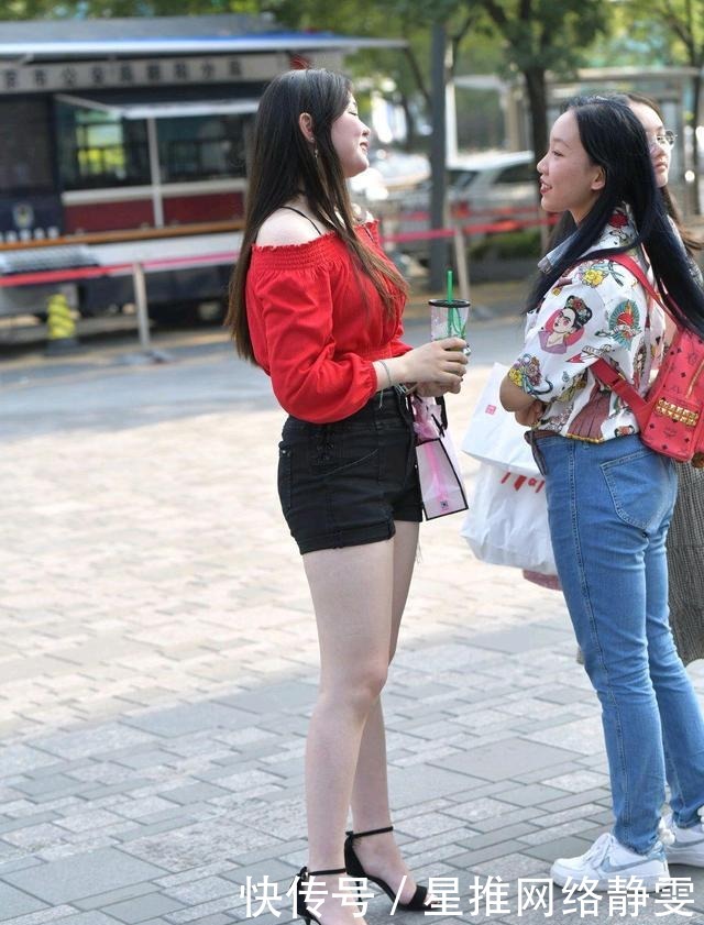 红色一字肩上衣穿在身上热情又奔放,热辣女孩的首选服装!