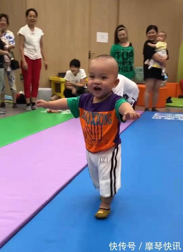 犯规|宝宝参加爬行比赛,半路却学会“走路”,其他宝宝一脸懵他犯规