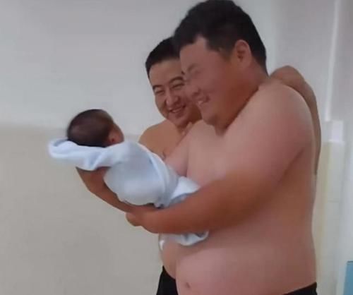 爸爸|爸爸和舅舅抢着抱宝宝走红,像极了猪八戒看人参果:越看越喜感