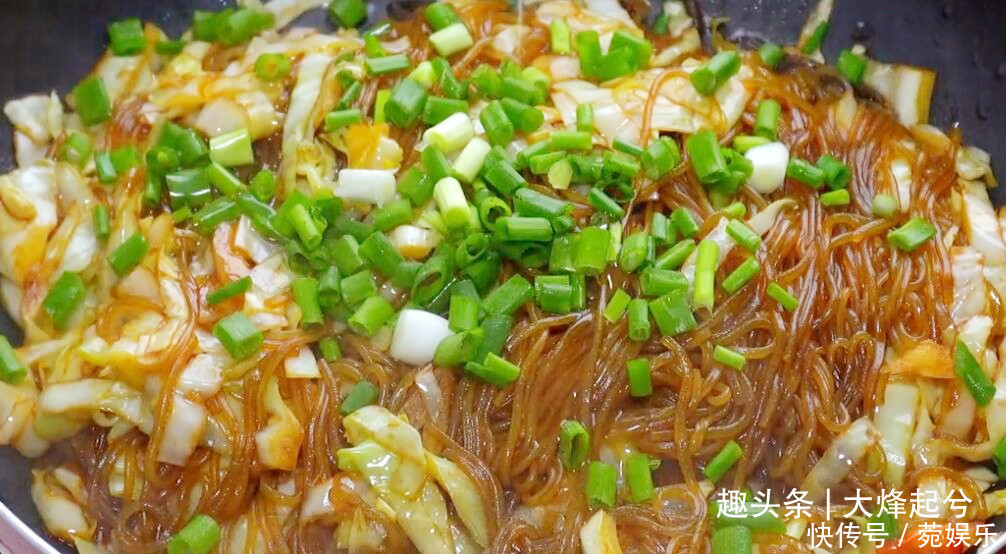 包菜炒粉条很好吃的做法，难怪以前炒粉条老粘锅，今天都告诉你