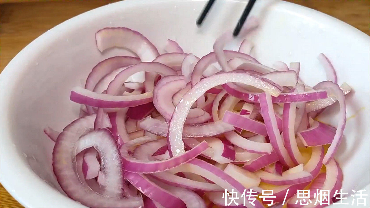 天冷了,洋葱的这个做法火了,加两个鸡蛋,简单一做,比肉还香