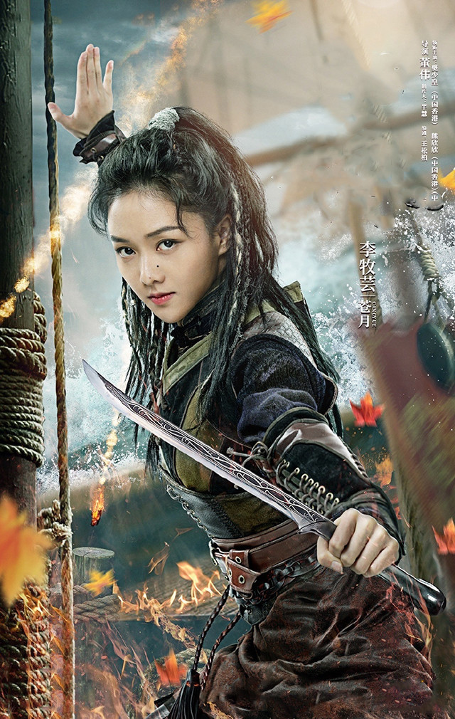 她是《怒目金刚》中的宝藏女孩,常常泡在健身房,马甲线十分性感