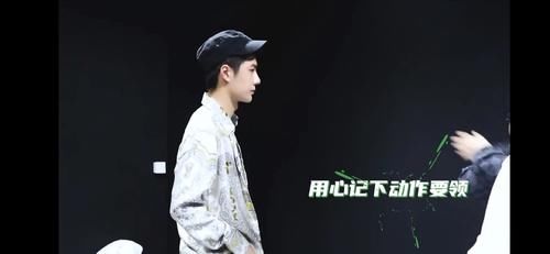 这就是街舞|王一博《街舞》预告，奶膘一嘬，眉头一皱发现事情并不简单