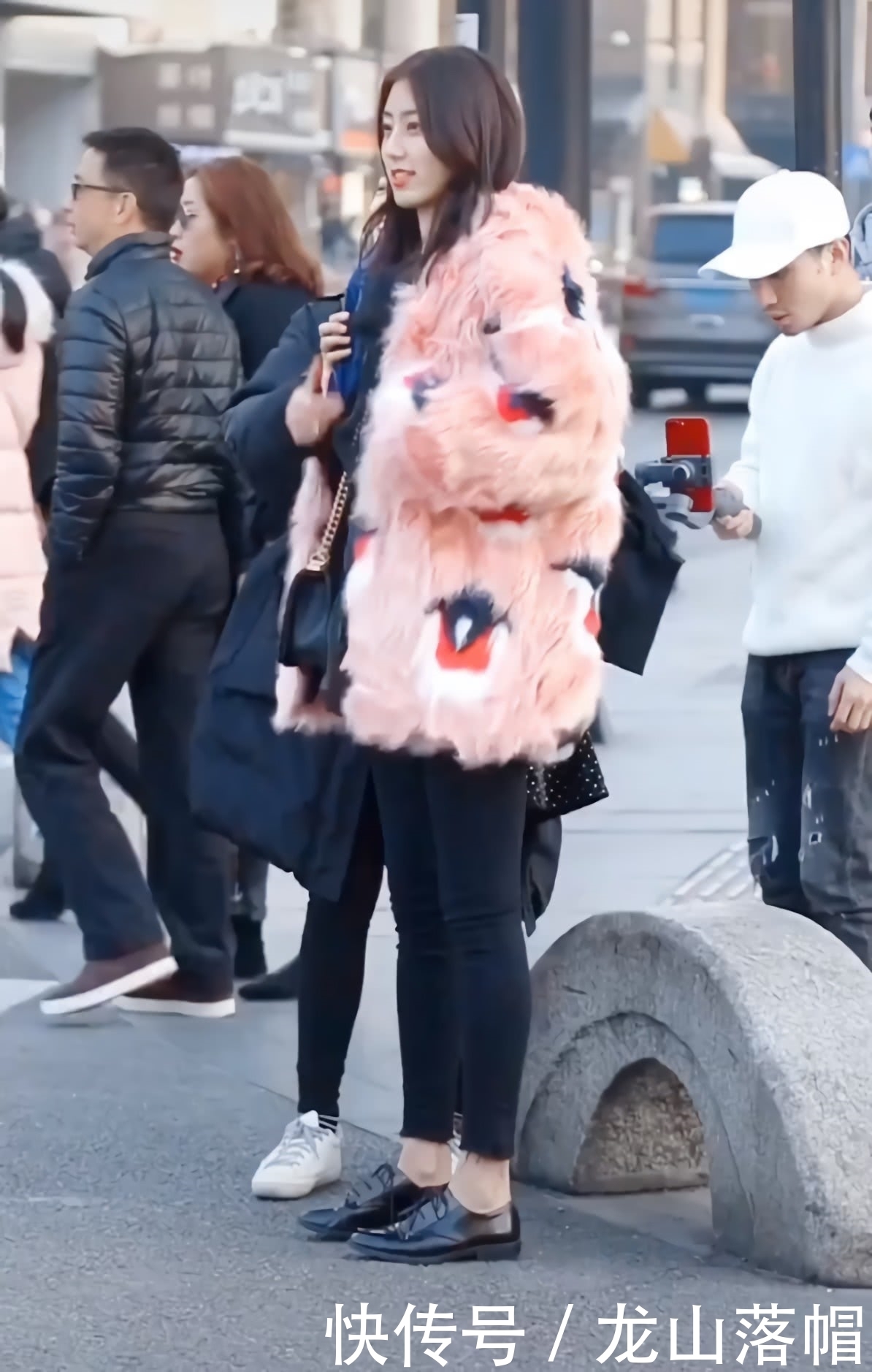 小姐姐为了拍视频，在寒风中只穿一件衬衫，没想到鞋子亮了