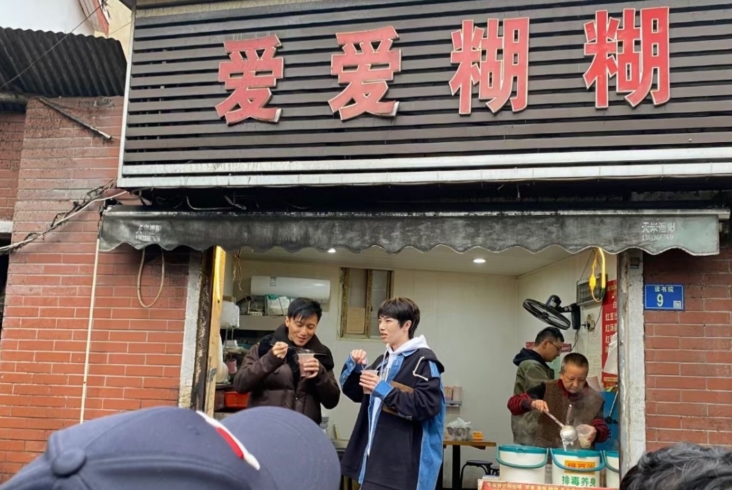 謝霆鋒大口吃面引路人圍觀，華晨宇吃小攤?cè)燥@貴氣，和他談笑風(fēng)生