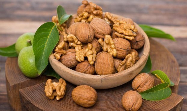不饱和脂肪酸|吃核桃护心脑血管,营养师提醒:1种核桃别吃了,会增加癌症风险