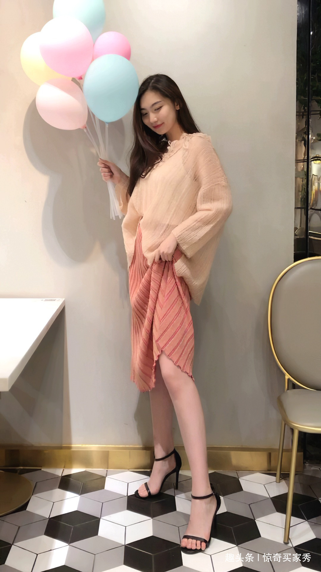 宽松 美女宽松上衣搭配粉色螺纹长裙，时髦又休闲，穿出飘逸优雅之美