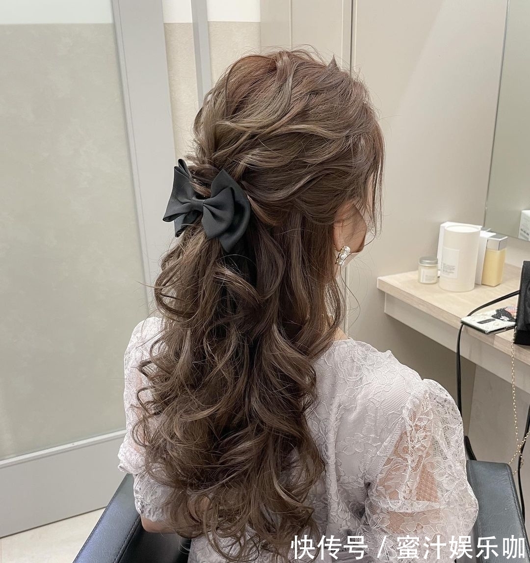 利落 大波浪半扎发利落短发,流行发型有多美?让人越看越想剪