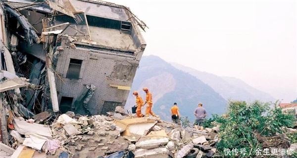 中年|为何汶川大地震后房屋一片废墟，寺庙佛像却毫发无损，依然屹立