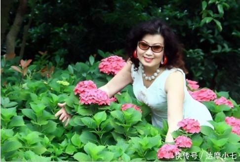 女性|52岁中医提醒,冬天1片叶子泡水,远离更年期失眠,睡得舒舒服服