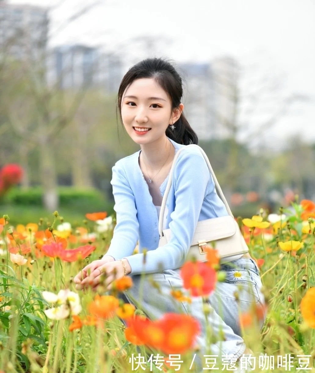 搭配|清纯可爱又爱笑的小姐姐，针织衫搭配牛仔裤，尽显少女气息十足
