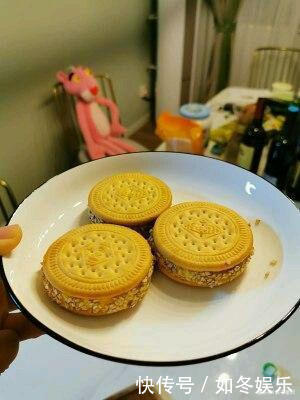 教你怎么做「夹心南瓜饼」超级好吃的,过年可以做来当点心送礼