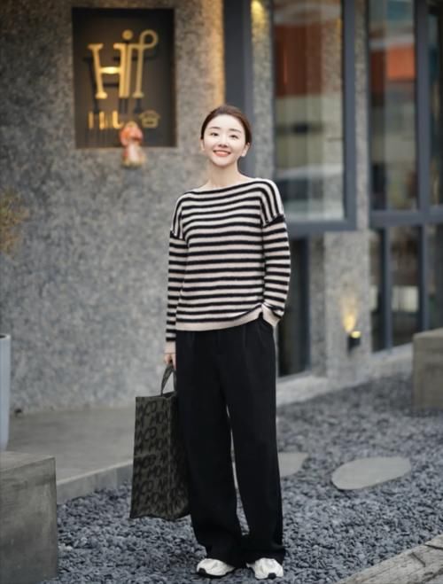 收起阔腿裤吧！现在腿短、腿粗的女人流行穿高筒裤，气质显高显瘦