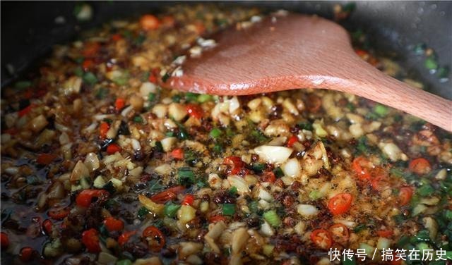 洗花甲时,只放盐是大错特错!多加这3样,花甲疯狂吐沙,更干净