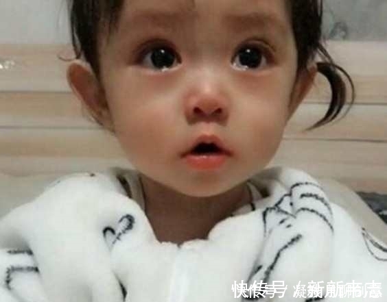 小宝宝|2岁女宝宝想要“毛爷爷”,妈妈不给,结果宝宝飙演技了