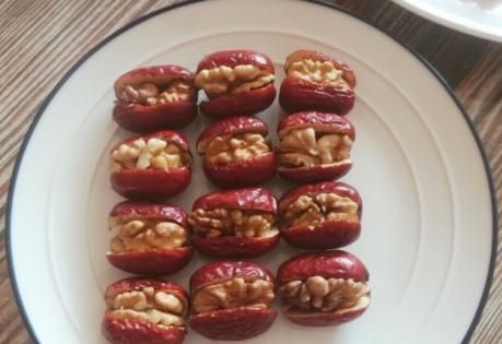 春天吃红枣,教你1个做法,不煮粥不蒸饭,每天吃点红润有气色