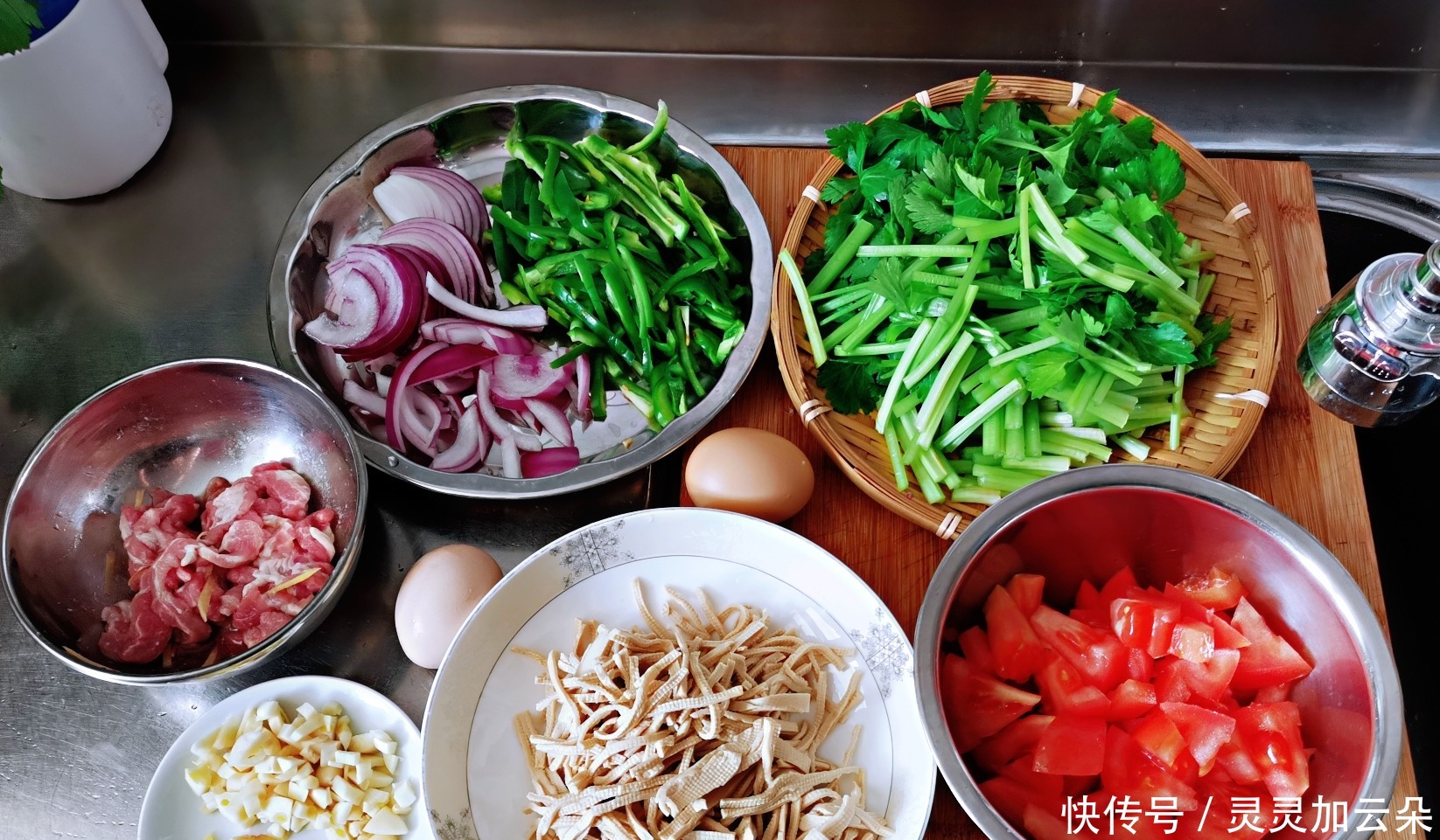  两口子的快手午餐，荤素搭配简单好做，炒肉丝嫩滑入味有窍门