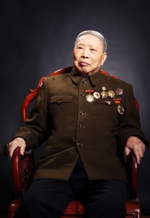 杨思禄|两兄长长征牺牲，他差点被贪财鬼算计，装拉肚子逃走，103岁健在