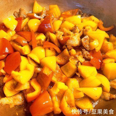 菜椒炒肉|营养美味两手抓，色彩斑斓五彩椒炒肉是你的不二之选