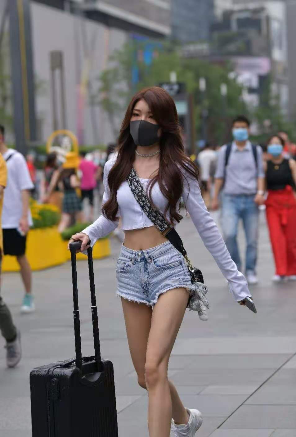 ²»ÆðÑÛ|ÃÀÅ®ÃǵÄʱÉд©´îгè¶ù? ¿´ËƲ»ÆðÑÛµÄÀ¸ËÏä¾ÓÈ»ÔÚÒýÁì³±Á÷