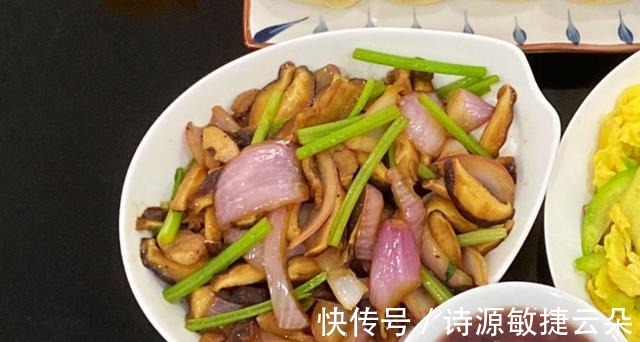 芹菜洋葱|这菜多给家人吃,简单炒一炒,营养足特开胃,太下饭了!