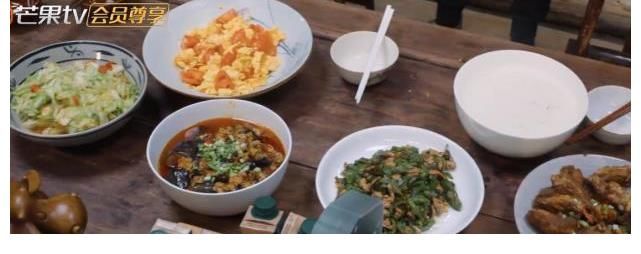 做飯|張藝興做5道菜8個人不夠吃，彭彭幫忙被忽視，黃磊夸贊背后是偏愛