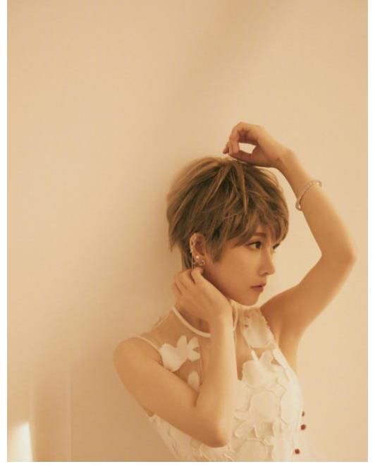 佛系少女|冯提莫银灰短发造型大变，颠覆往日甜美形象，网友：热血动漫女主