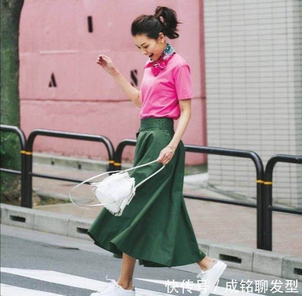 运动鞋|简单就是高级,成熟女人都爱的“半身裙+运动鞋”,舒适又显年轻