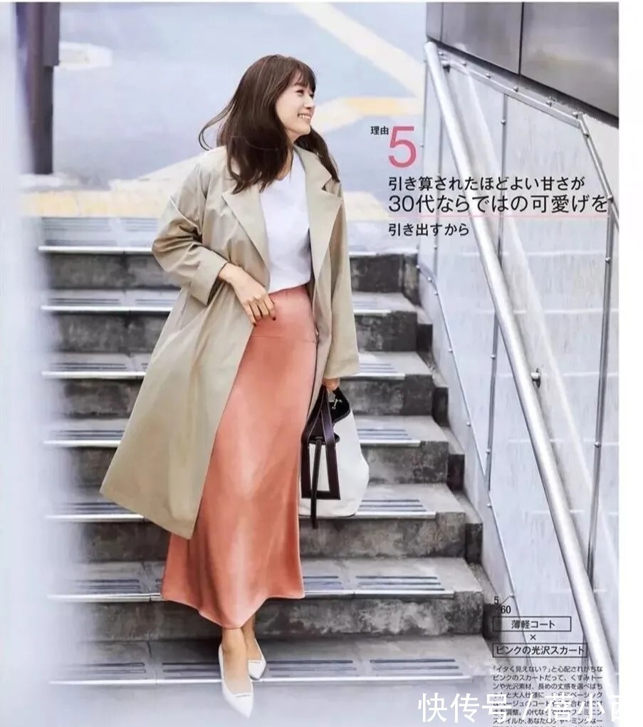 穿搭|秋天建议中年女性多穿“风衣”,搭配阔腿裤、半身裙,显瘦又显高