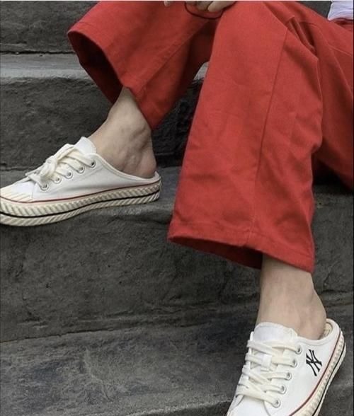搭配 帆布鞋已经失宠了,今年最火的鞋子是“饼干鞋”,时髦显瘦又显高