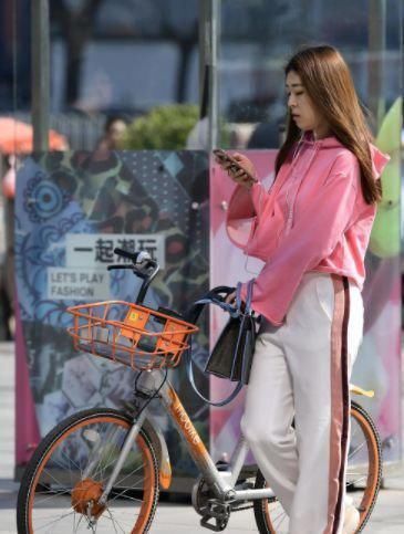 美女搭配一字肩,黑色的紧身牛仔裤,散发迷人的女性魅力